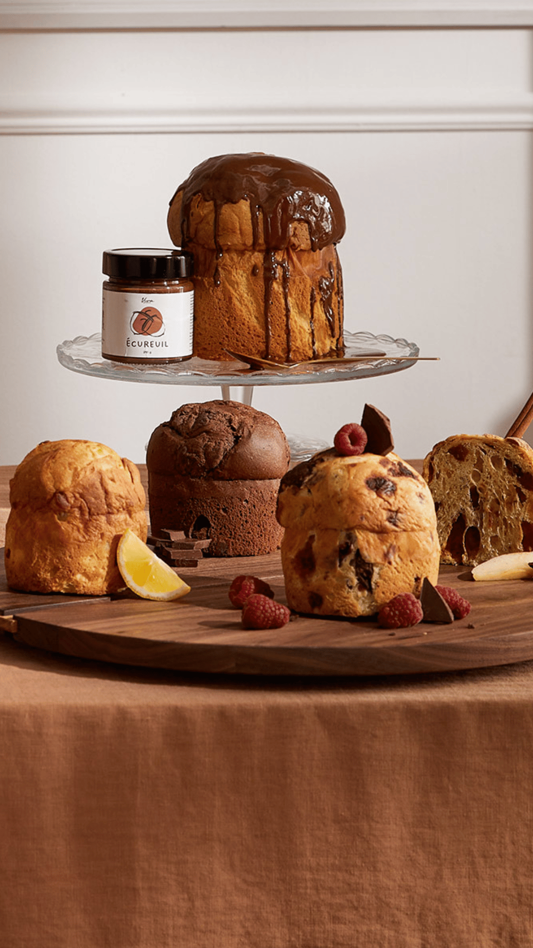 Table garnie de panettones variés et de tartinade Viva panettone