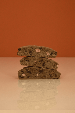 Biscotti au chocolat et au café empilés