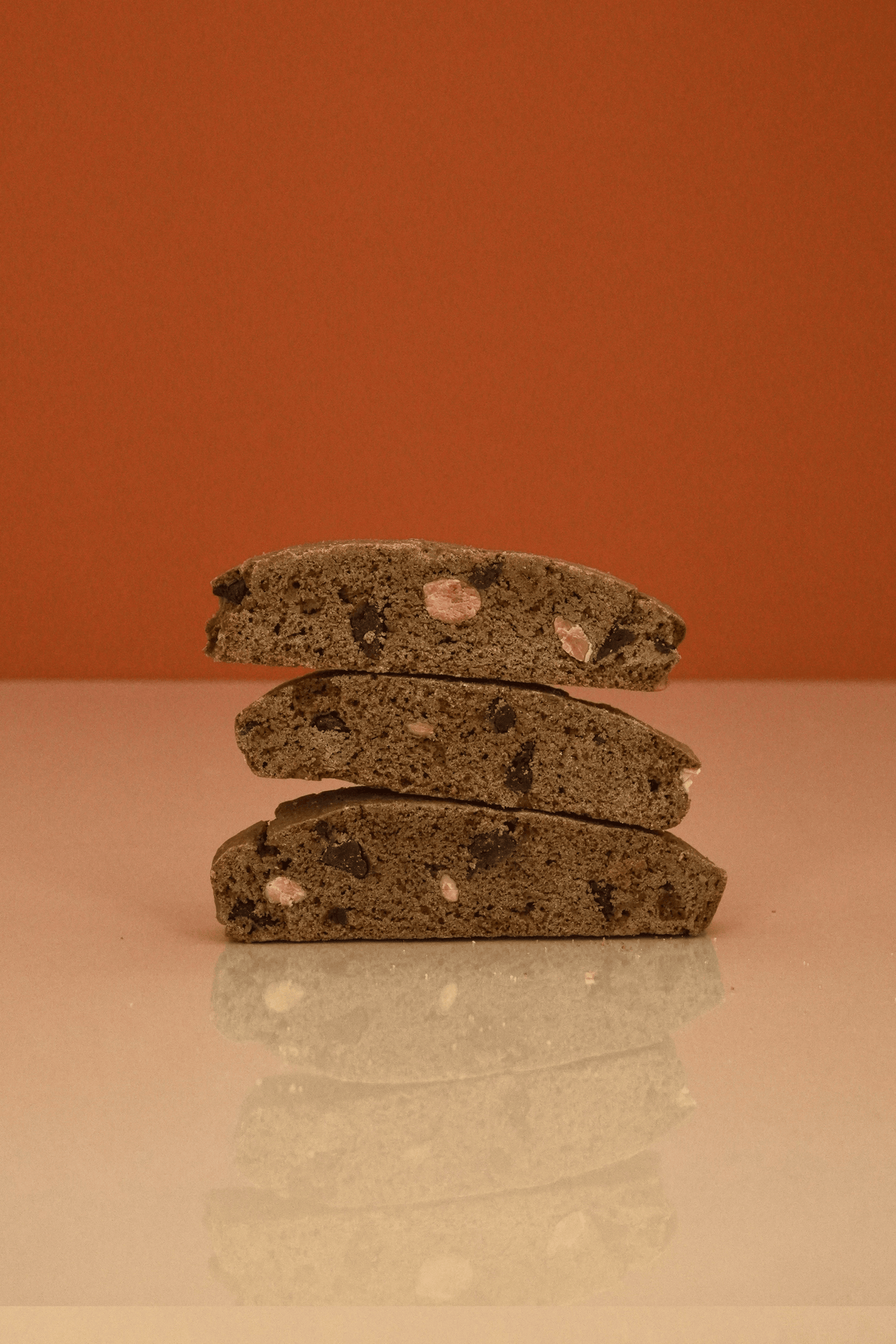 Biscotti au chocolat et au café empilés