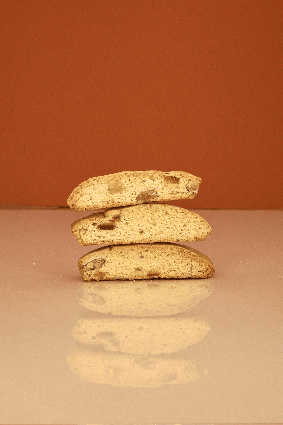 Biscotti aux oranges confites et amandes empilés