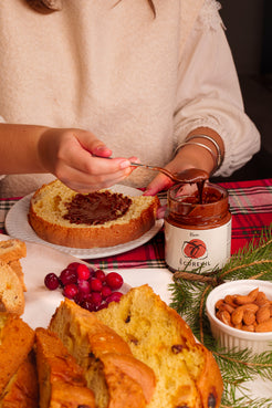 Tartinade L'Écureuil étalée sur une tranche de panettone, table des fêtes