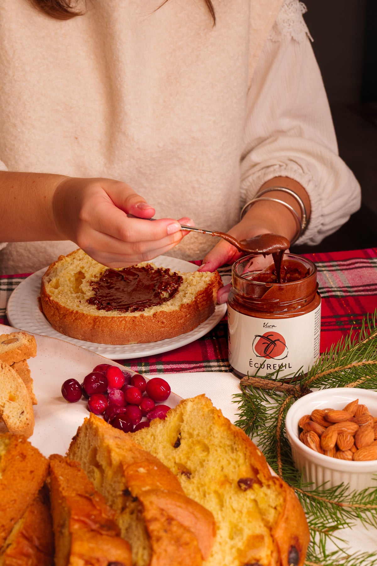 Tartinade L'Écureuil étalée sur une tranche de panettone, table des fêtes