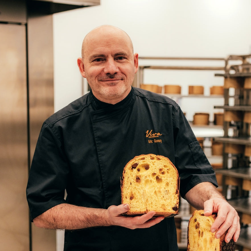 Éric Goeury, chef pâtissier de Viva panettone, tenant un panettone tranché dans l'atelier