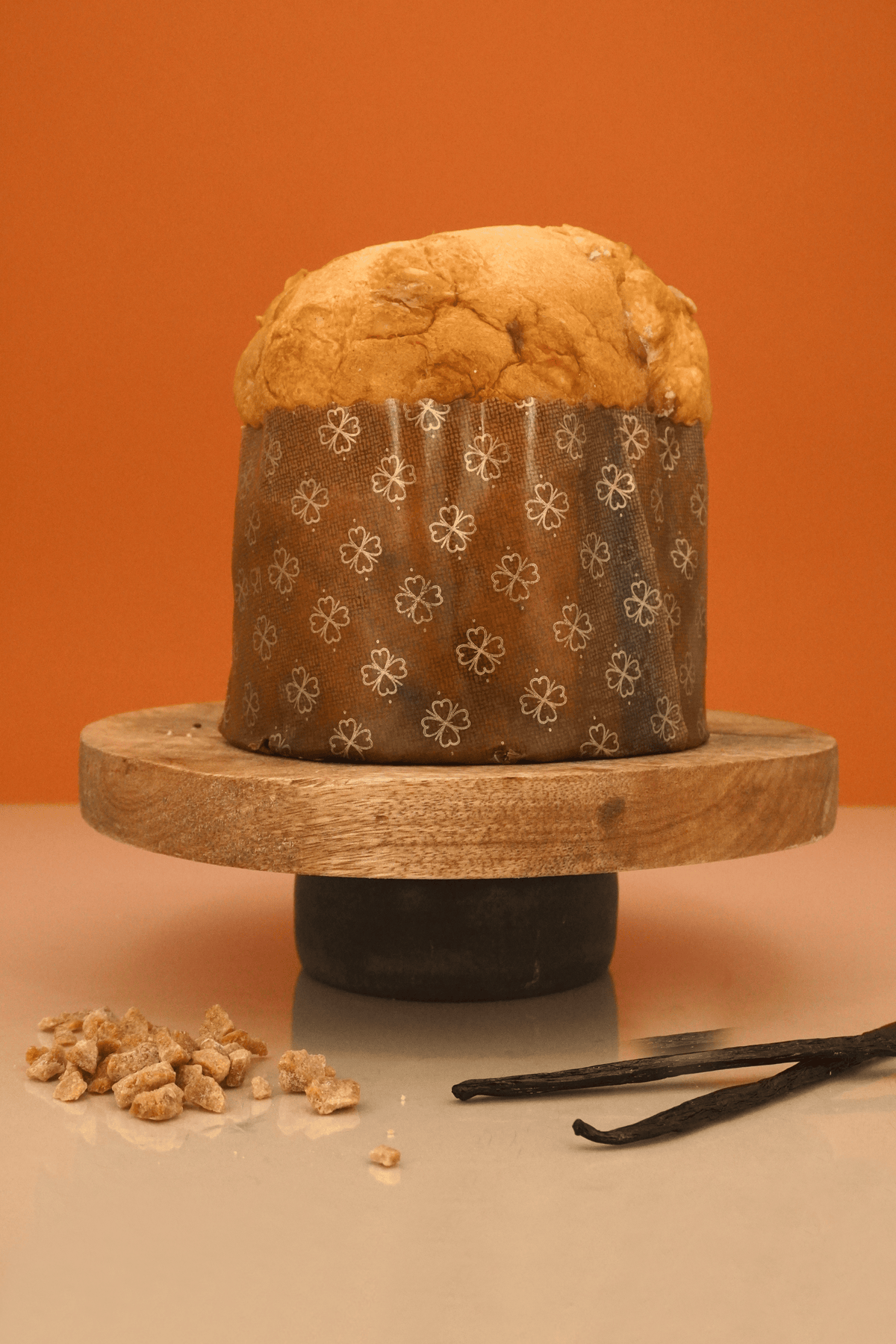 Panettone Le Bec Sucré à l'érable entier sur un présentoir avec noix et vanille