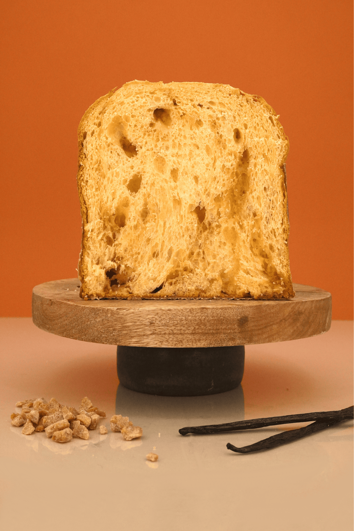 Panettone Le Bec Sucré à l'érable tranché sur un présentoir avec noix et vanille