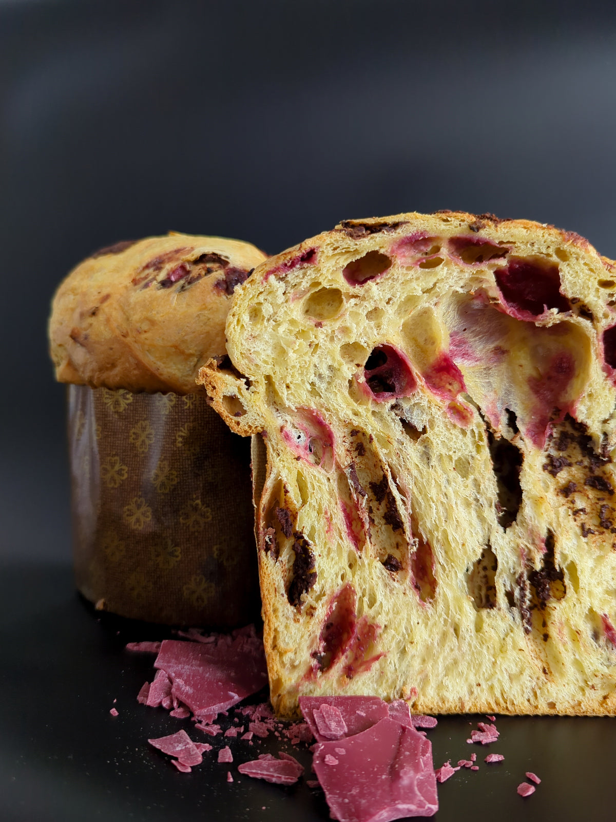 Panettone Le Framboisissimo tranché, mie aux framboises et chocolat rubis sur fond noir