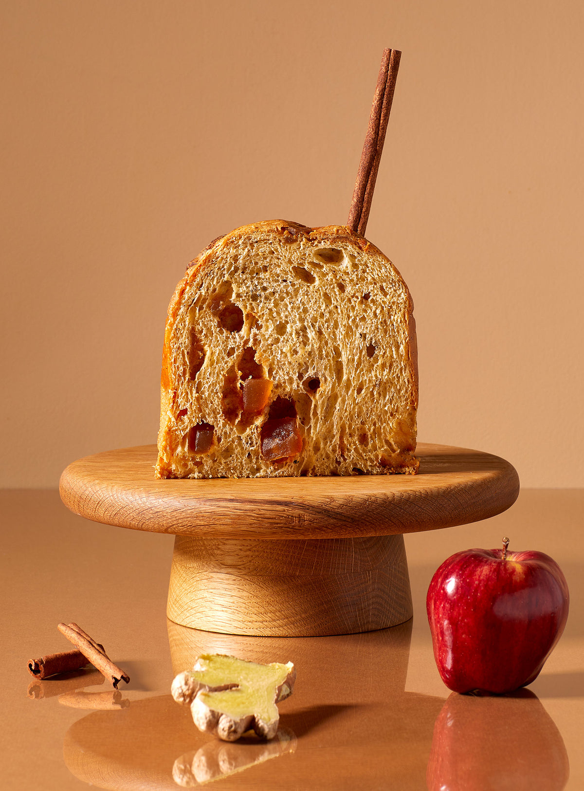 Panettone Le Pomme d'épices tranché avec bâton de cannelle, anis étoilé et pomme rouge
