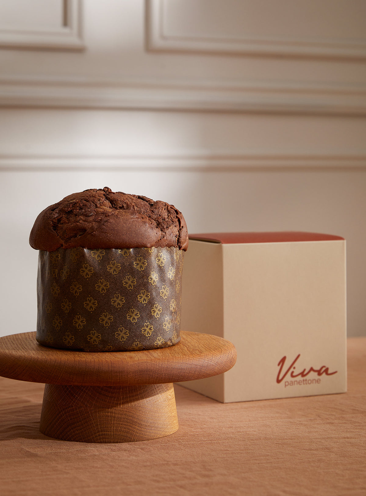 Panettone Le Tutto Choco au chocolat, entier sur un présentoir devant sa boîte