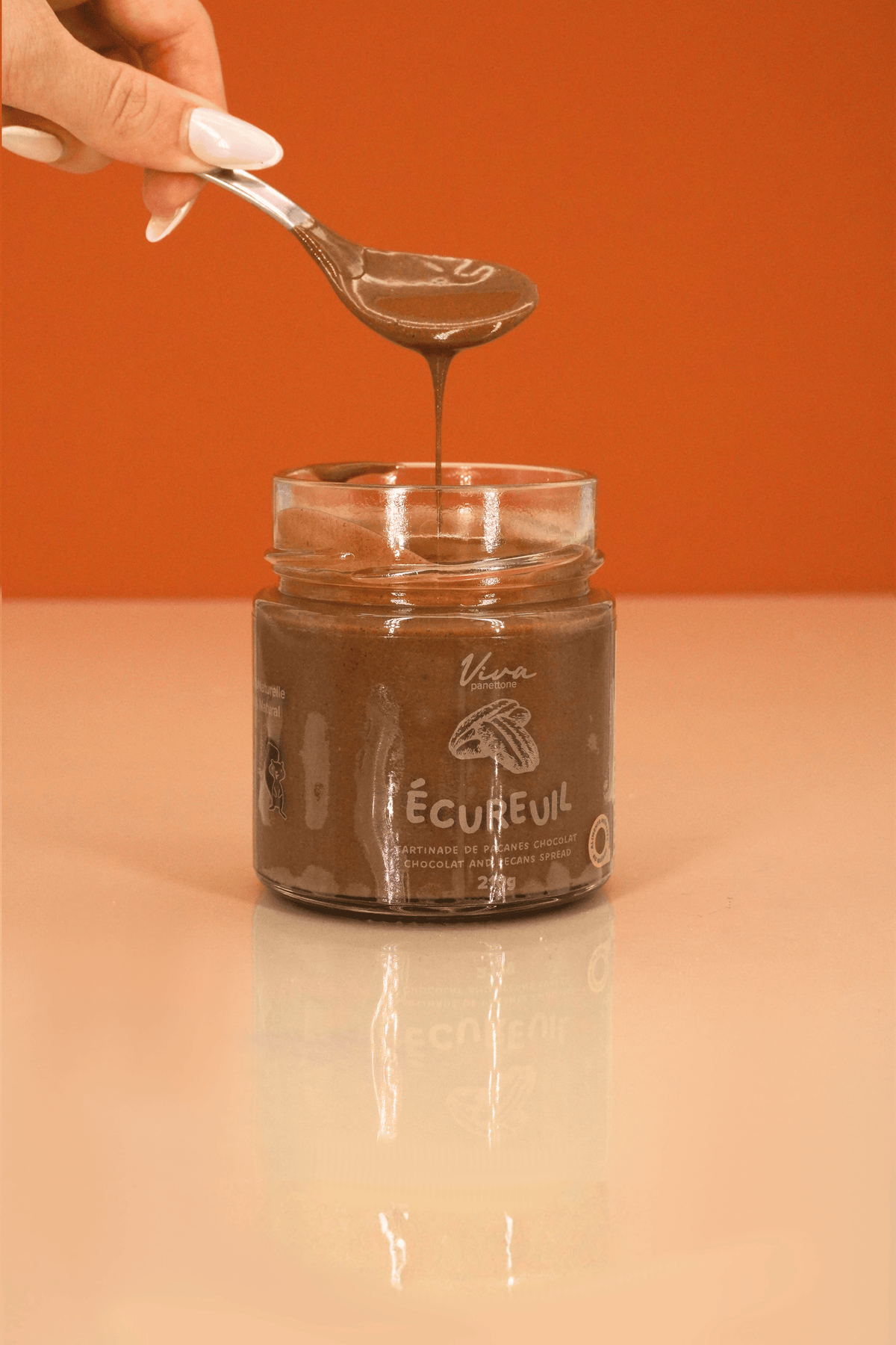 Cuillère de tartinade L'Écureuil pacane au-dessus du pot