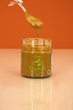 Cuillère de tartinade L'Écureuil pistache au-dessus du pot