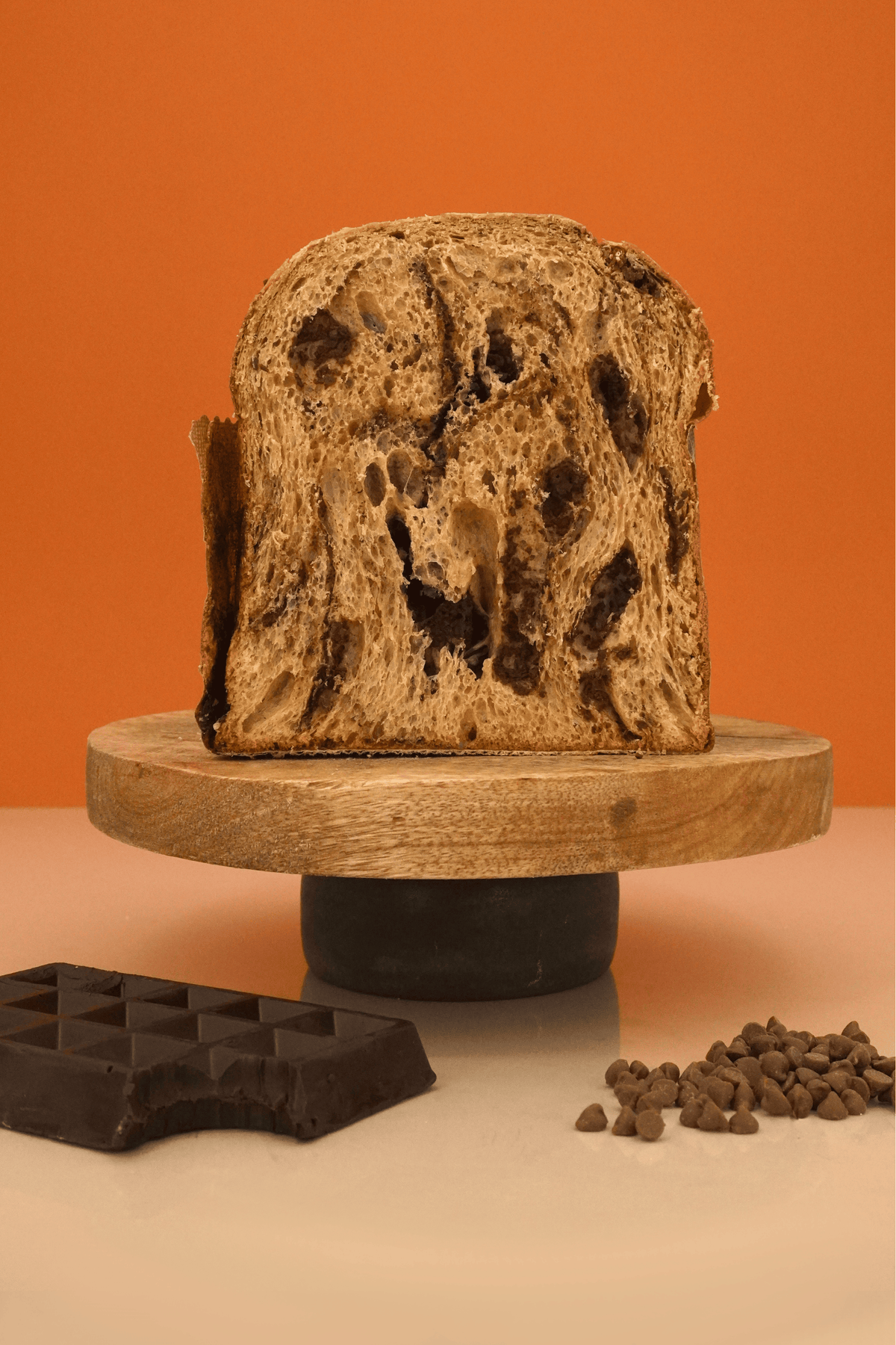 Panettone L'Espresso tranché avec chocolat et grains de café