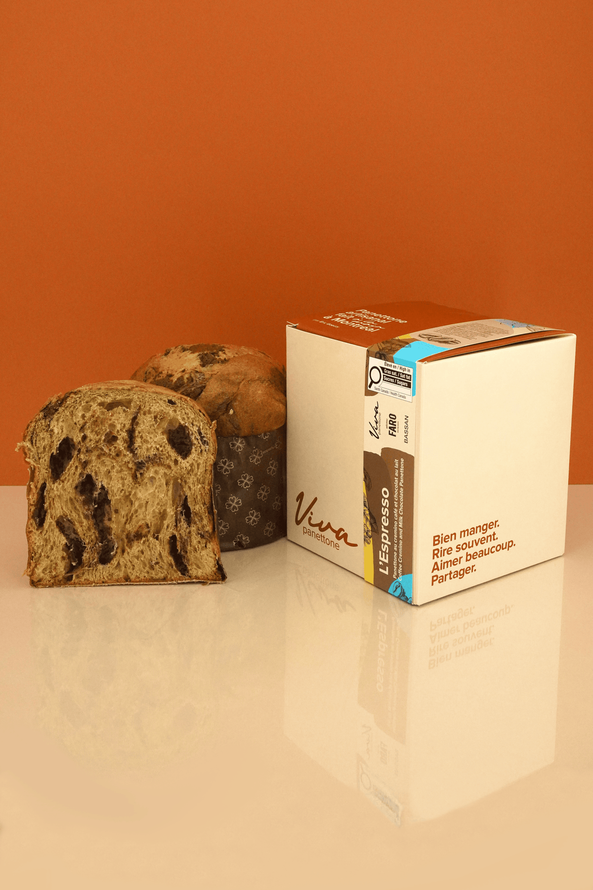 Panettone L'Espresso tranché devant sa boîte