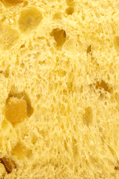 Gros plan sur la mie moelleuse d'un panettone aux agrumes