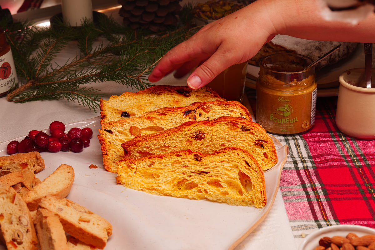 Table de brunch de Noël avec panettone tranché et tartinade